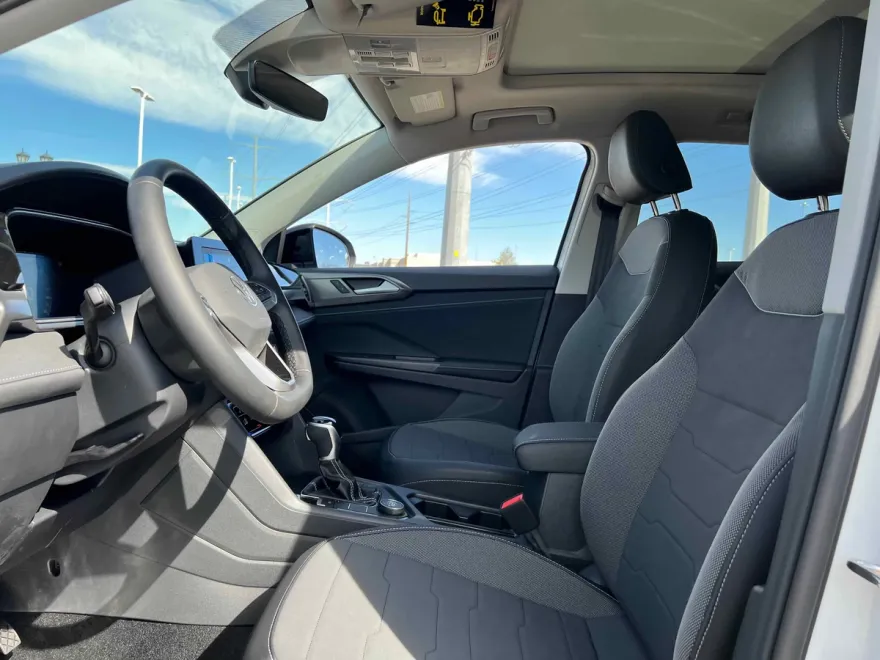 2025 Volkswagen Taos SE photo 1