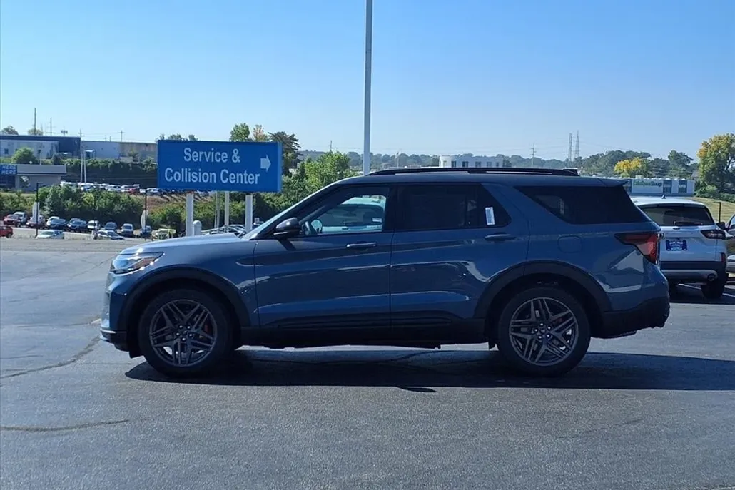 2025 Ford Explorer ST photo 1