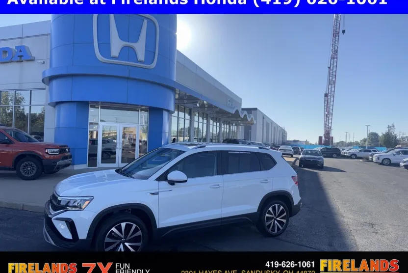 2024 Volkswagen Taos SE photo 1