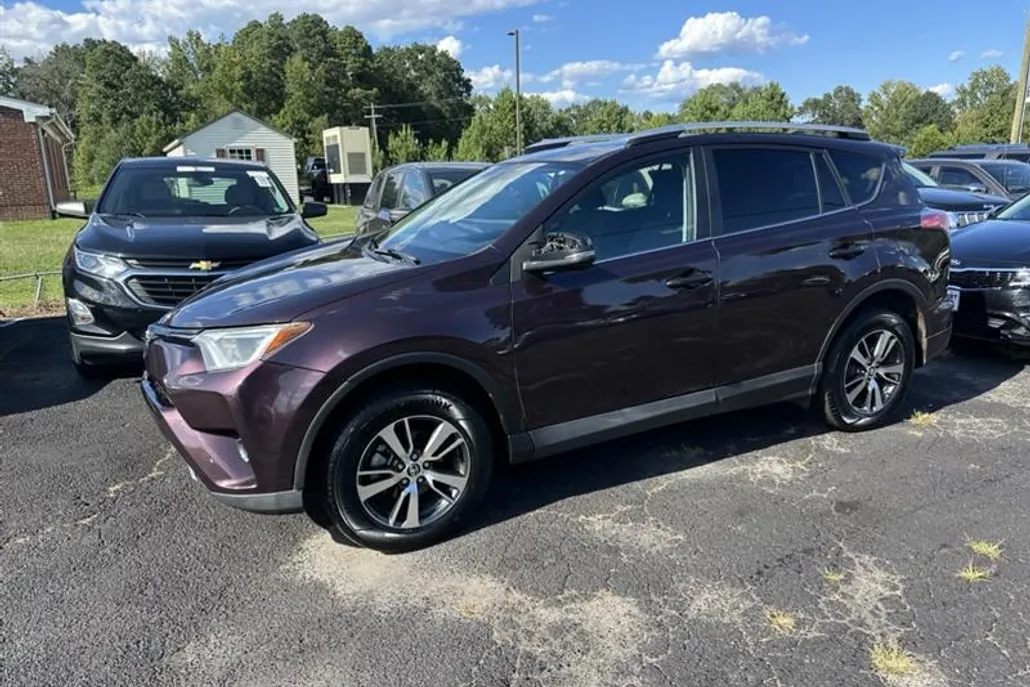 2016 Toyota RAV4 XLE photo 1