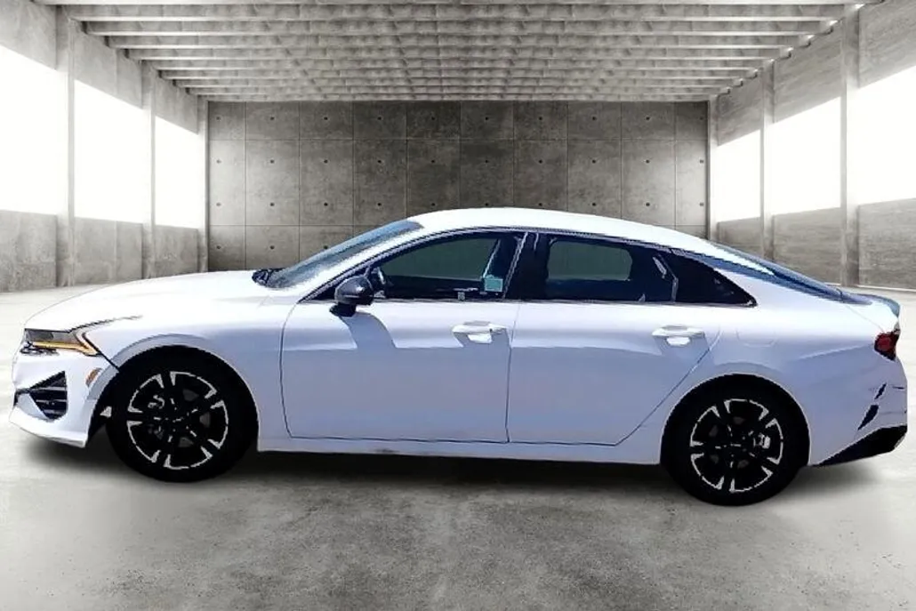 2022 Kia K5 GT-Line photo 1