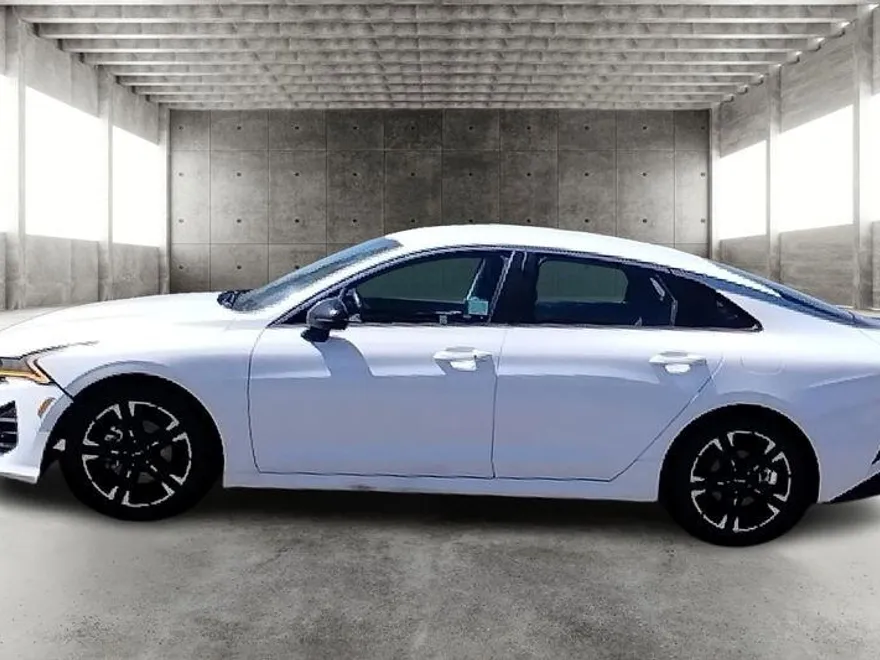 2022 Kia K5 GT-Line photo 1