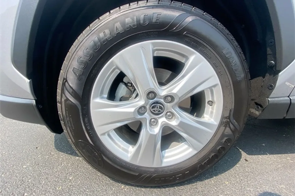 2021 Toyota RAV4 XLE photo 1
