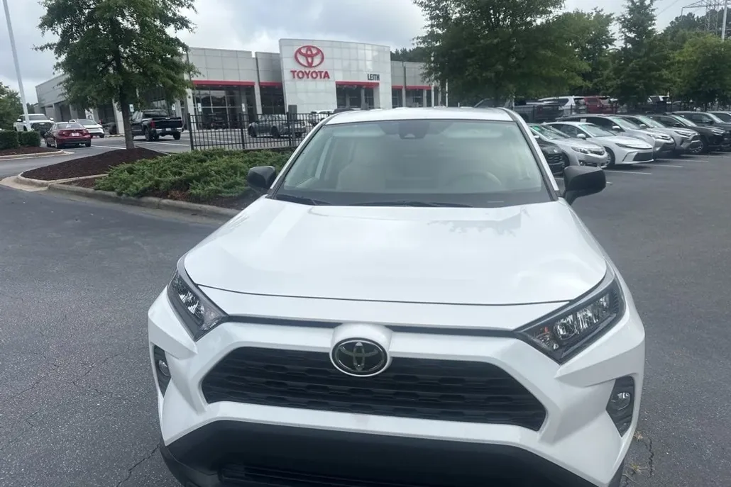 2022 Toyota RAV4 LE photo 1