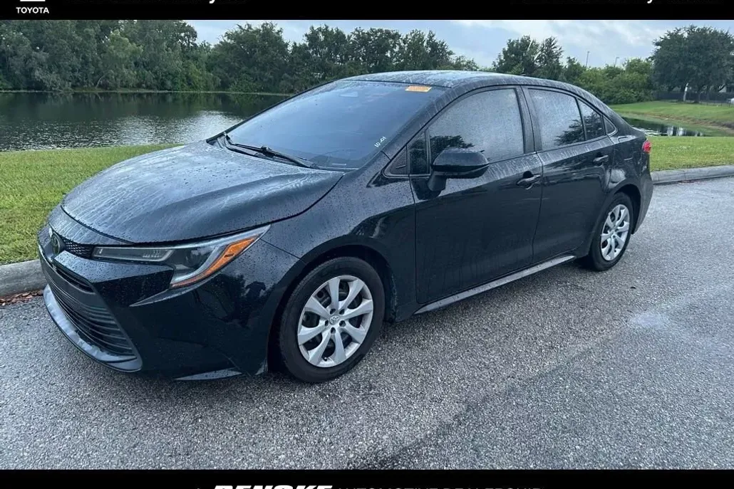 2023 Toyota Corolla LE photo 1