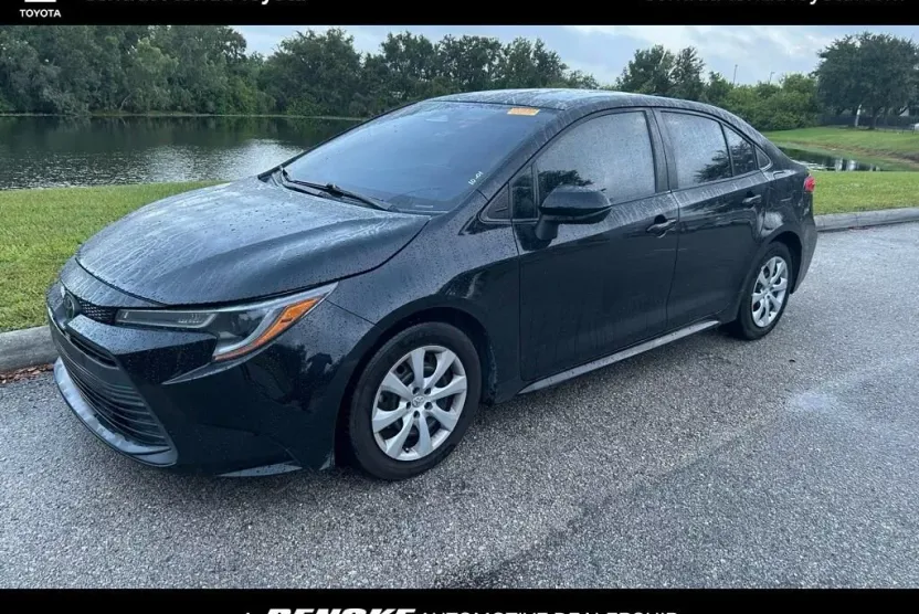 2023 Toyota Corolla LE photo 1