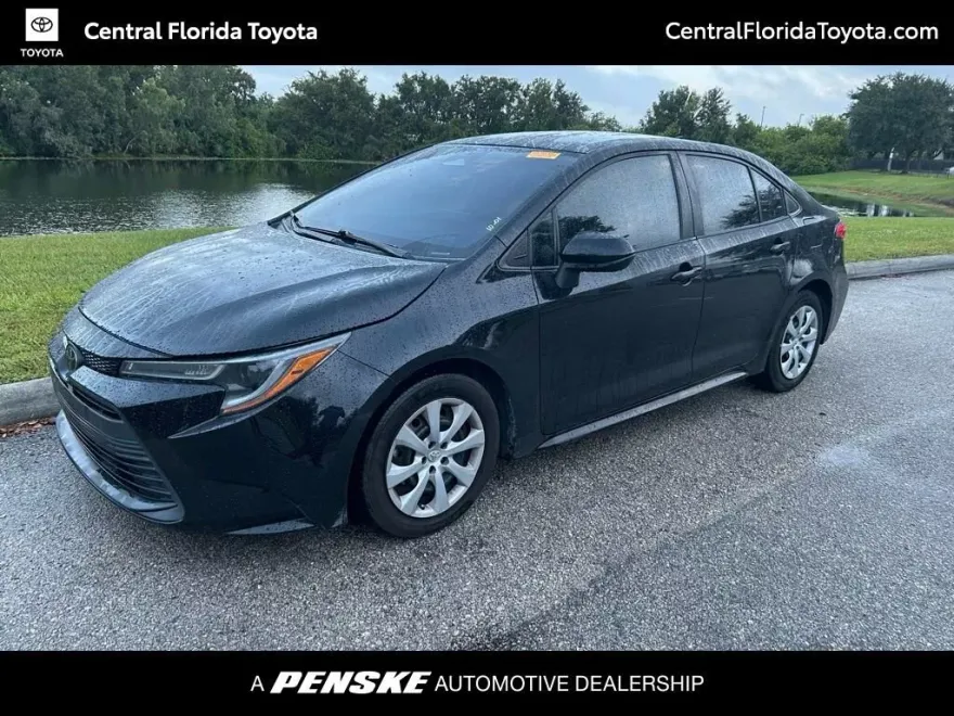 2023 Toyota Corolla LE photo 1