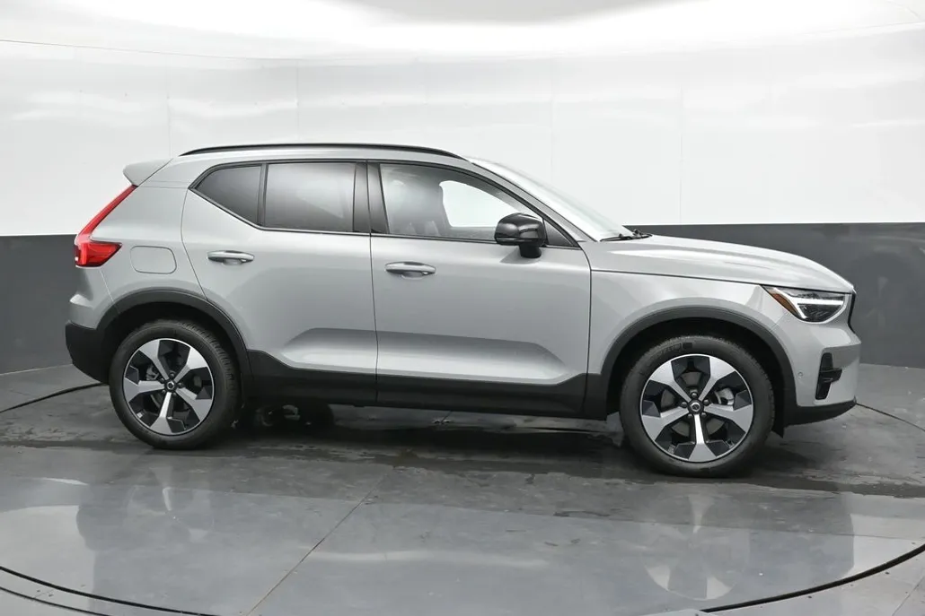 2026 Volvo XC40 Plus photo 1