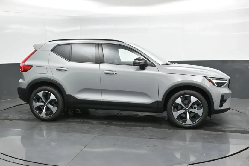 2026 Volvo XC40 Plus photo 1