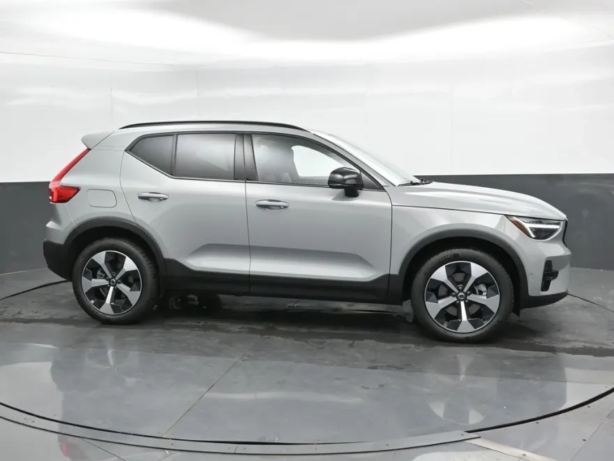 2026 Volvo XC40 Plus photo 1
