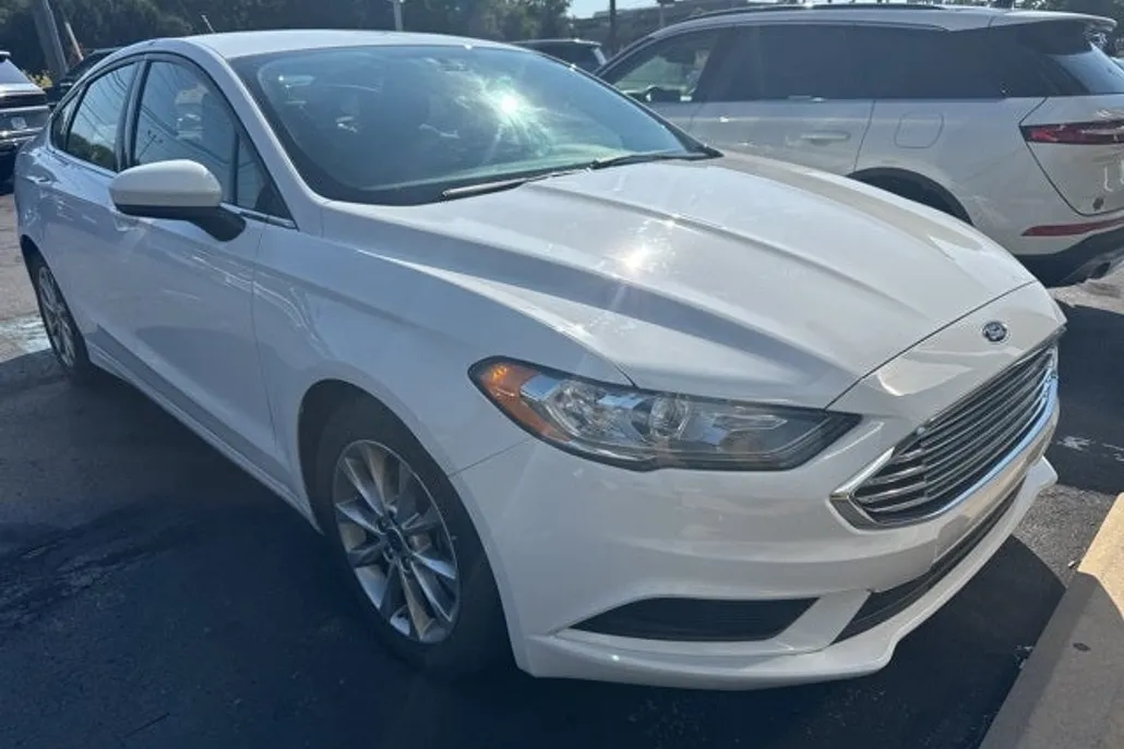 2017 Ford Fusion SE photo 1