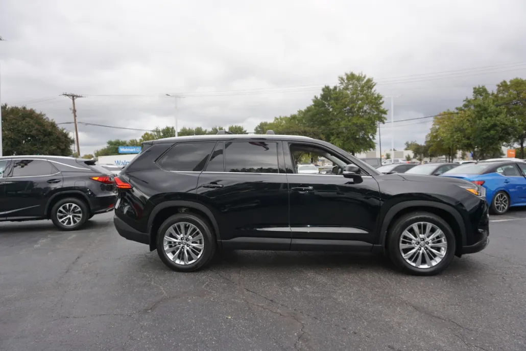 2024 Toyota Grand Highlander Platinum photo 1