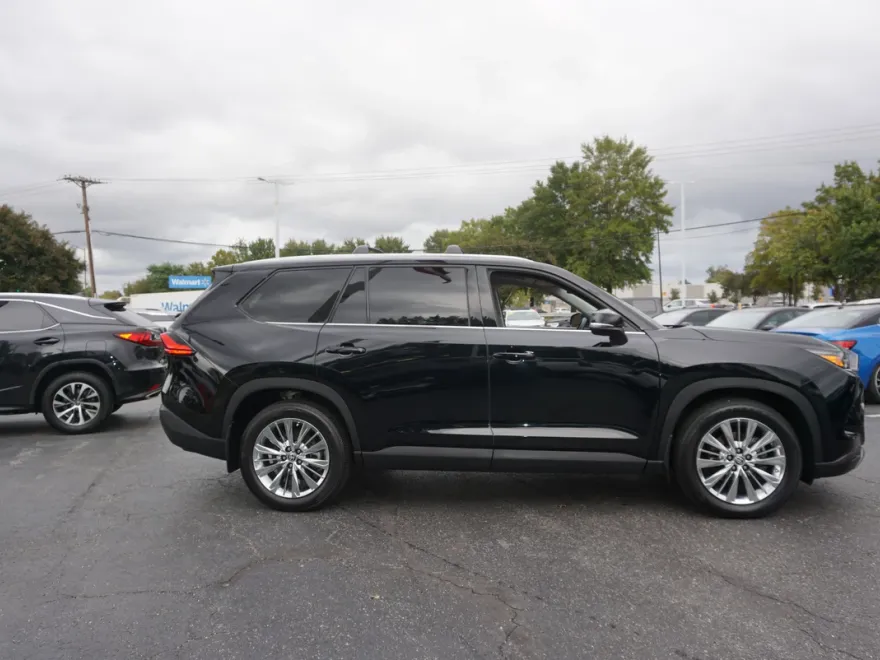 2024 Toyota Grand Highlander Platinum photo 1