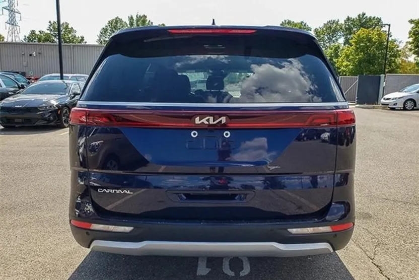 2024 Kia Carnival LX photo 1