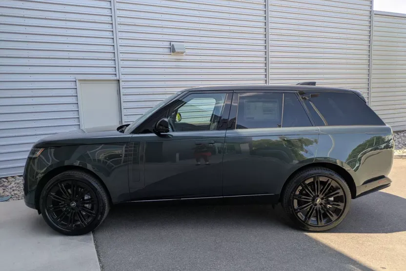 2025 Land Rover Range Rover SE photo 1