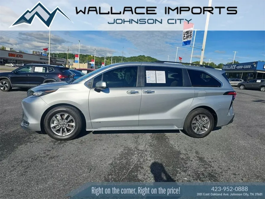 2021 Toyota Sienna XLE photo 1