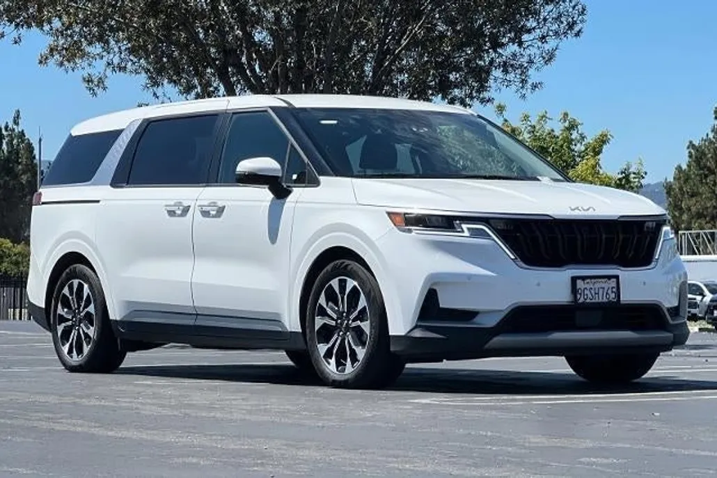 2024 Kia Carnival EX photo 1