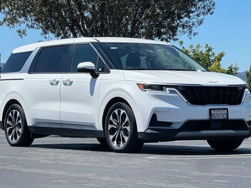 2024 Kia Carnival EX photo 1