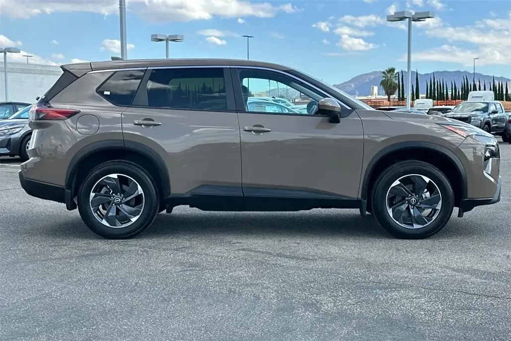 2024 Nissan Rogue SV photo 1