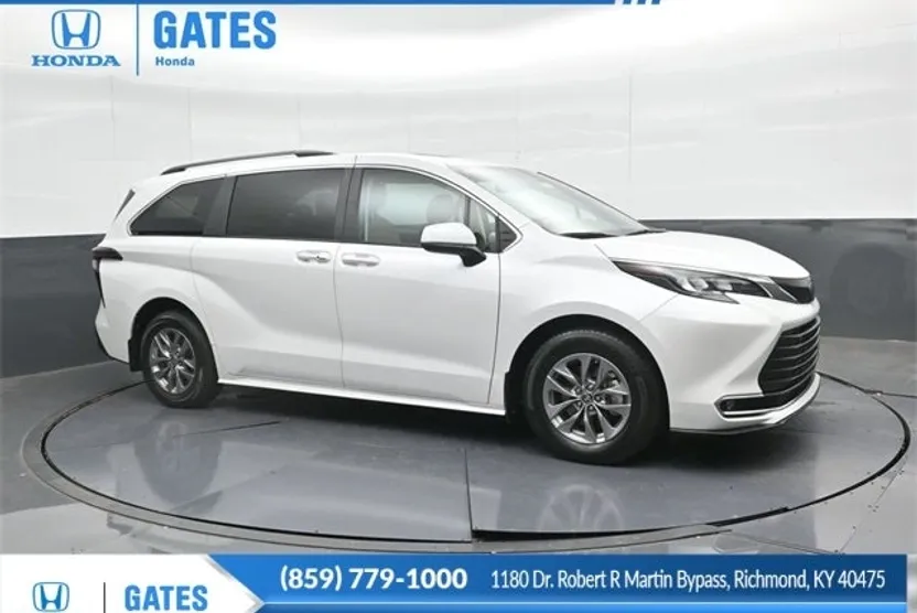 2024 Toyota Sienna XLE photo 1
