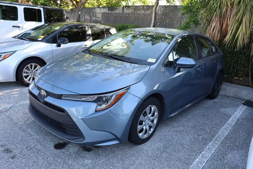 2023 Toyota Corolla LE photo 1