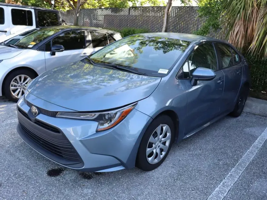 2023 Toyota Corolla LE photo 1
