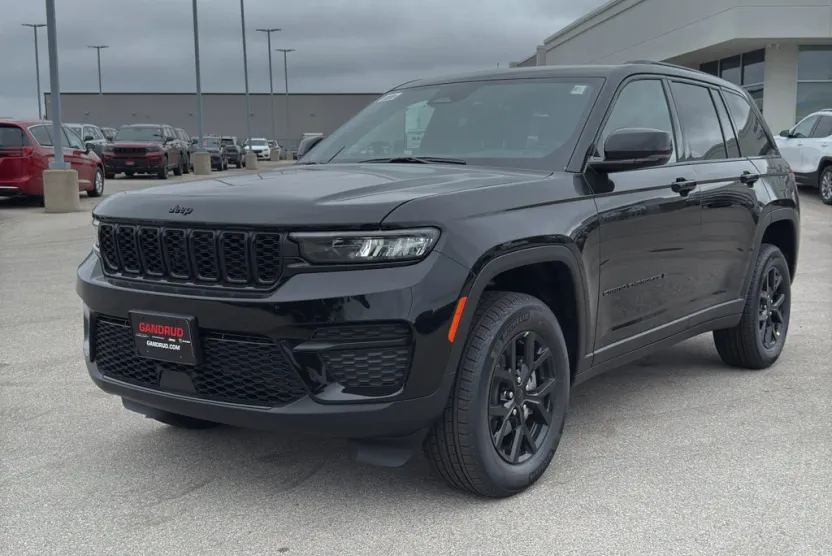 2025 Jeep Grand Cherokee Altitude photo 1