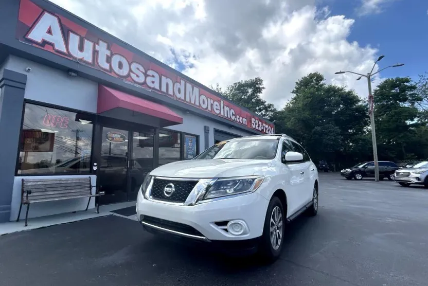 2013 Nissan Pathfinder SV photo 1