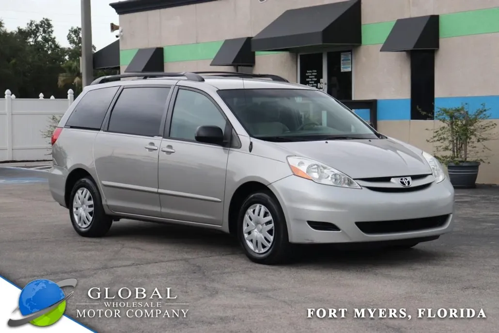 2010 Toyota Sienna LE photo 1