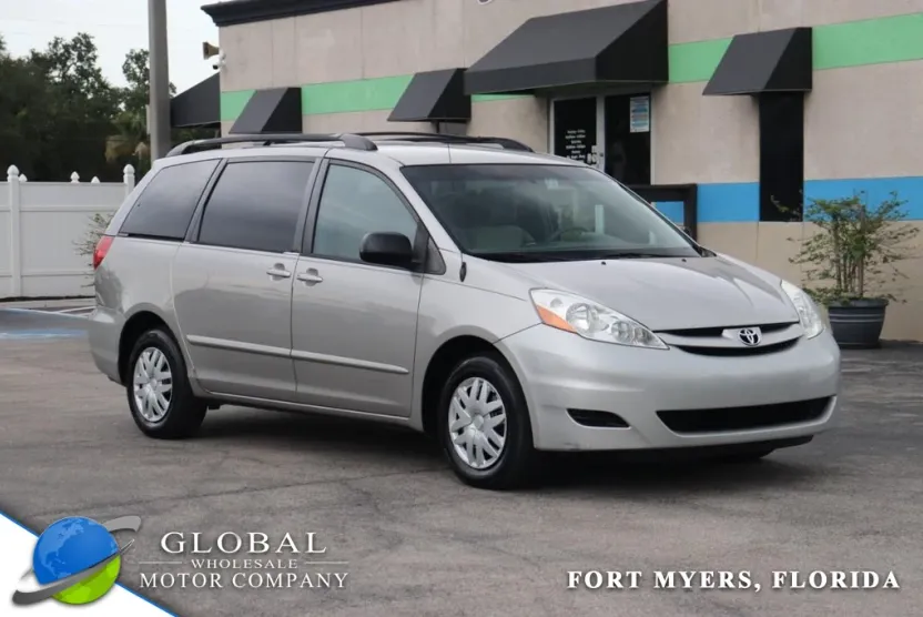2010 Toyota Sienna LE photo 1