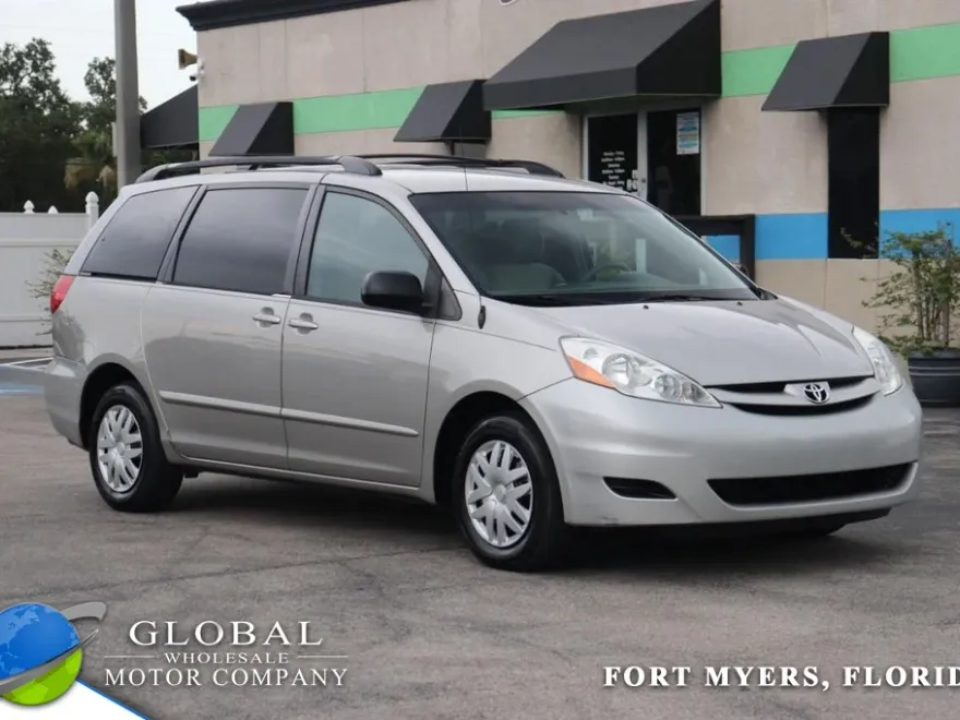 2010 Toyota Sienna LE photo 1