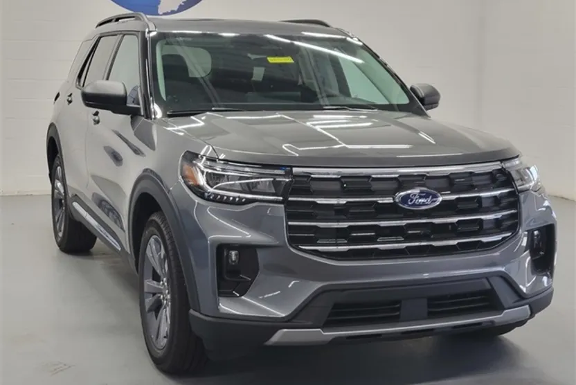 2025 Ford Explorer photo 1