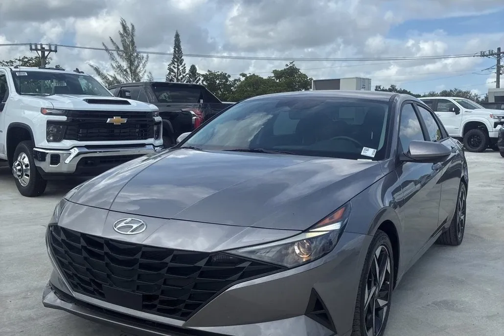 2023 Hyundai Elantra SEL photo 1