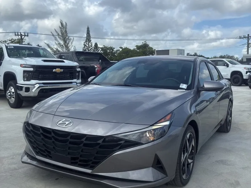 2023 Hyundai Elantra SEL photo 1