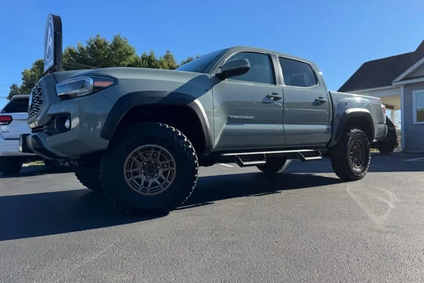 2023 Toyota Tacoma TRD Off-Road V6 photo 1