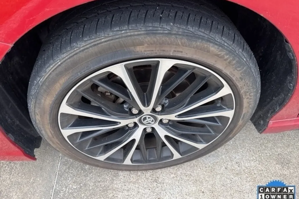 2020 Toyota Camry SE photo 1