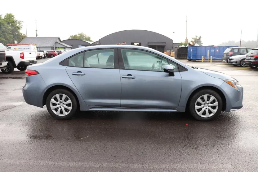 2021 Toyota Corolla LE photo 1
