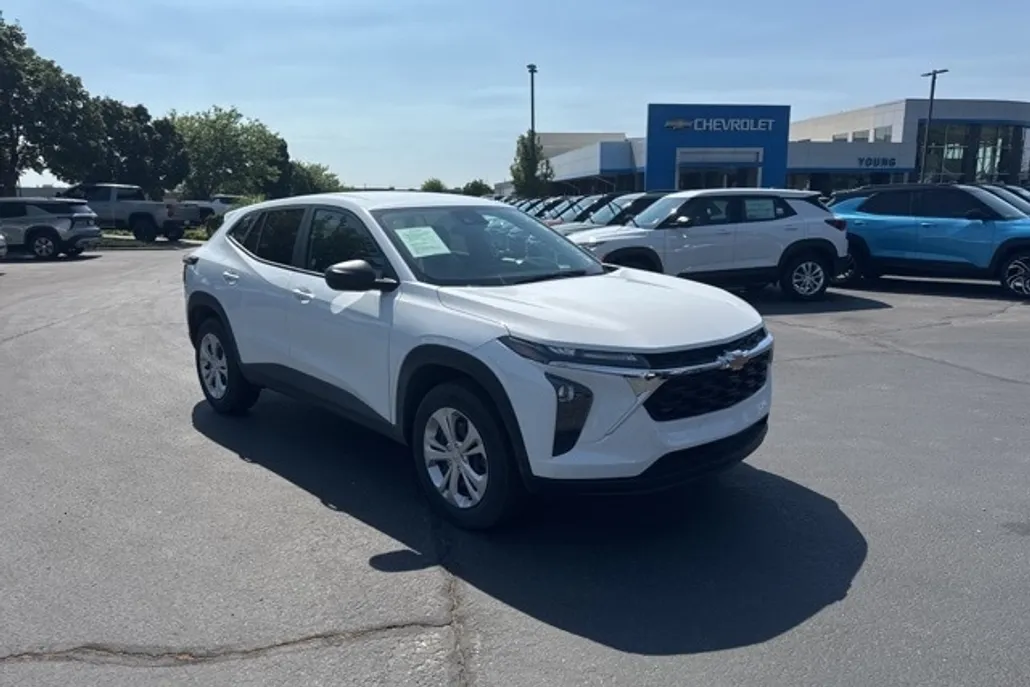 2025 Chevrolet Trax LS photo 1