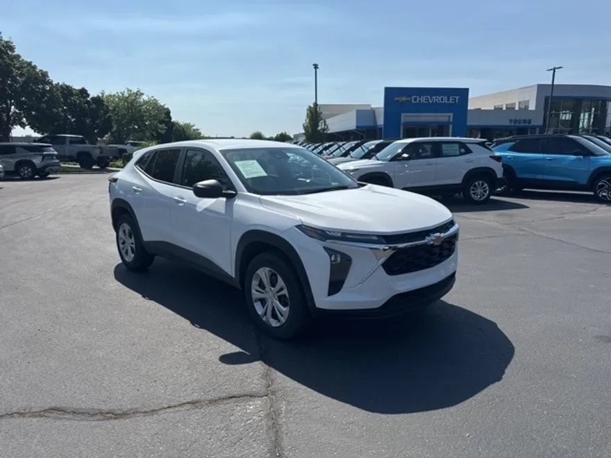 2025 Chevrolet Trax LS photo 1