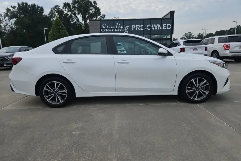 2023 Kia Forte LXS photo 1