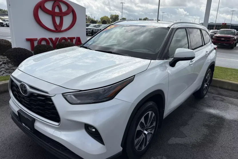 2022 Toyota Highlander XLE photo 1