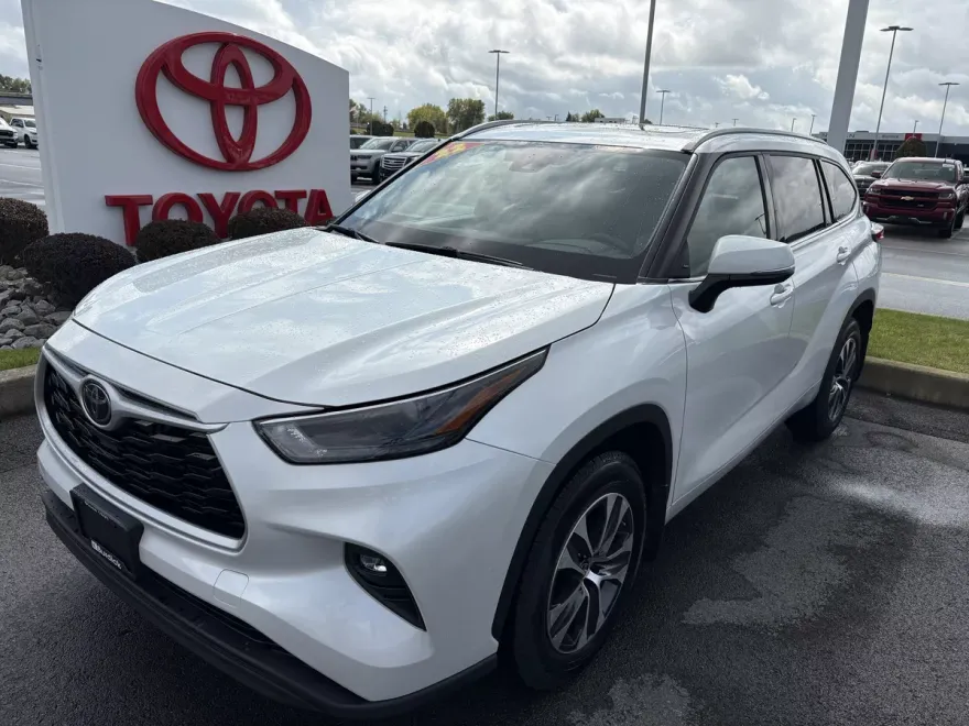 2022 Toyota Highlander XLE photo 1