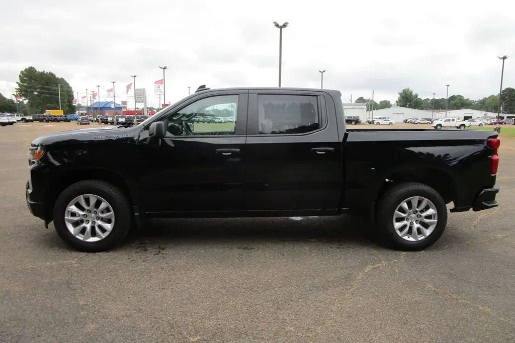 2026 Chevrolet Silverado 1500 Custom photo 1
