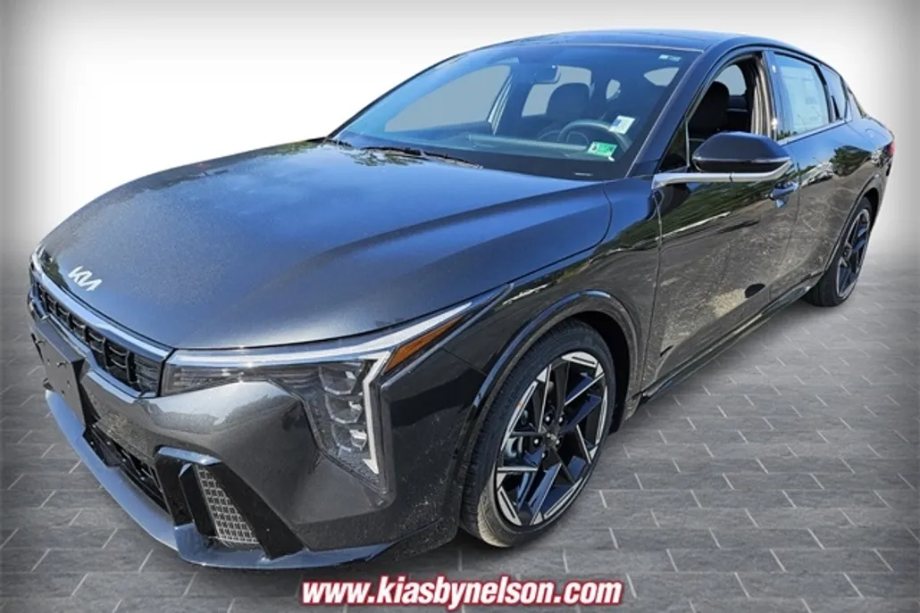 2025 Kia K4 GT-Line photo 1