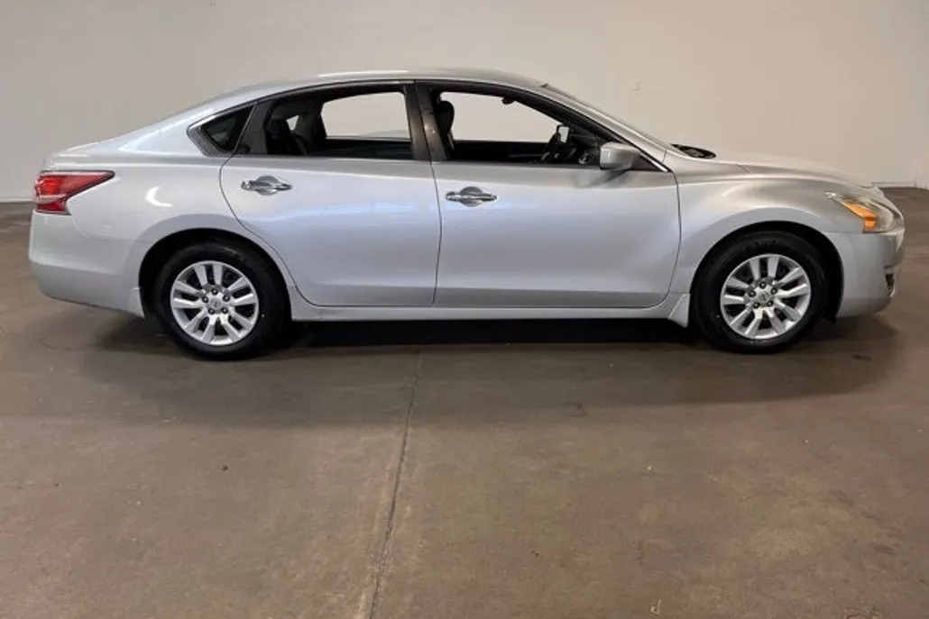 2015 Nissan Altima 2.5 S photo 1