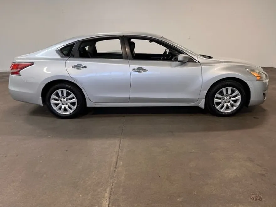 2015 Nissan Altima 2.5 S photo 1