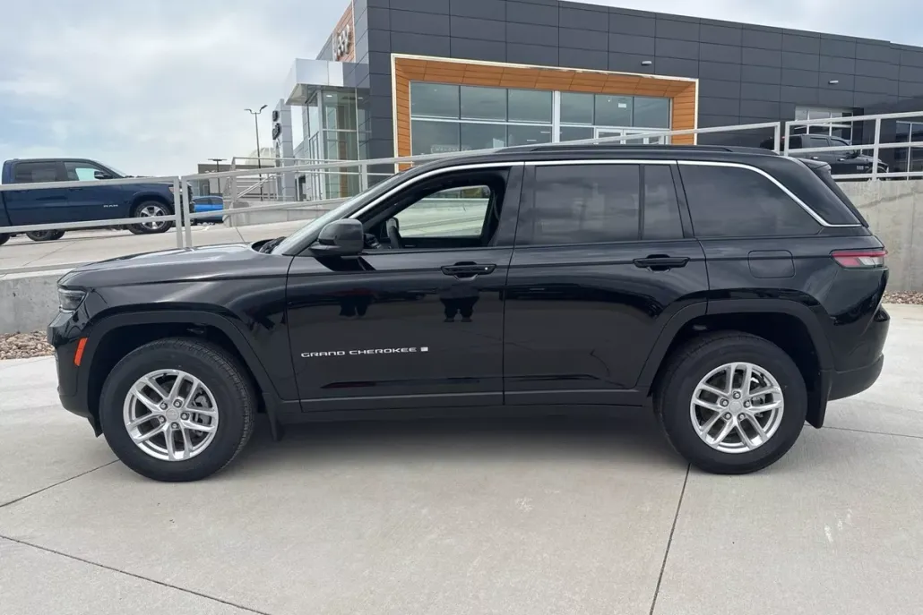 2025 Jeep Grand Cherokee Laredo photo 1