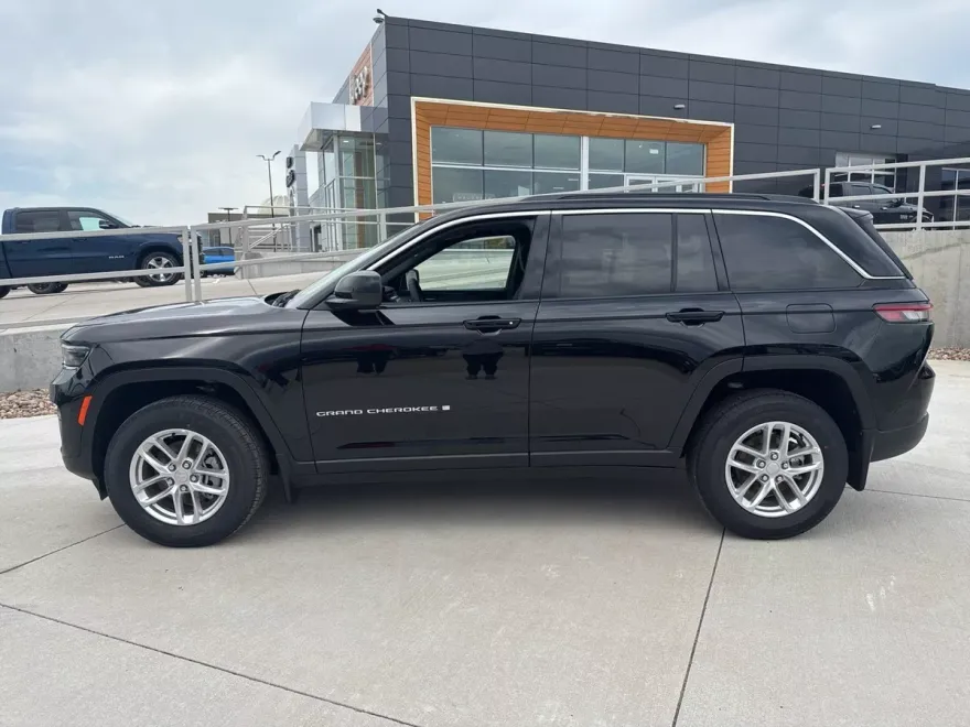 2025 Jeep Grand Cherokee Laredo photo 1