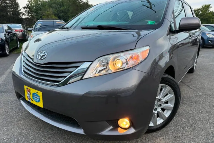 2013 Toyota Sienna LE photo 1