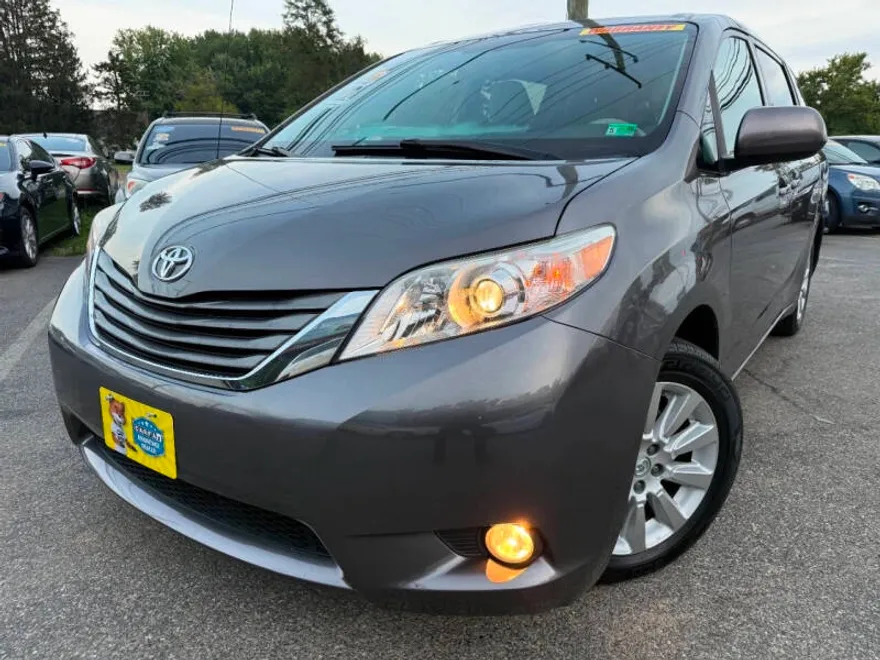 2013 Toyota Sienna LE photo 1